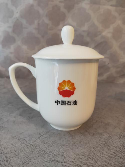 会议杯定制全攻略 纯白带盖陶瓷茶杯如何为会务服务加分