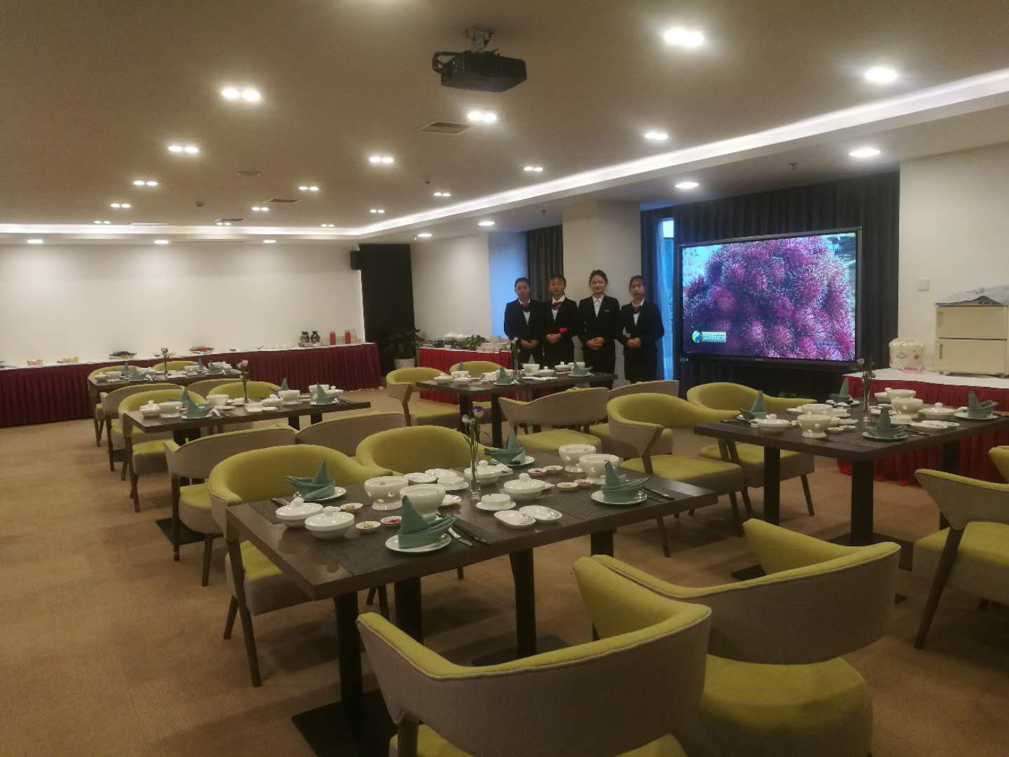 集贤宾馆圆满完成我校本科教学审核评估接待任务会务服务纪实